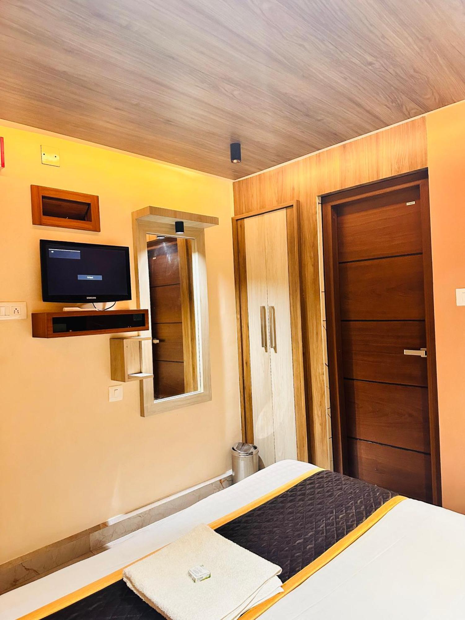City Palace Hotel Ооти Екстериор снимка