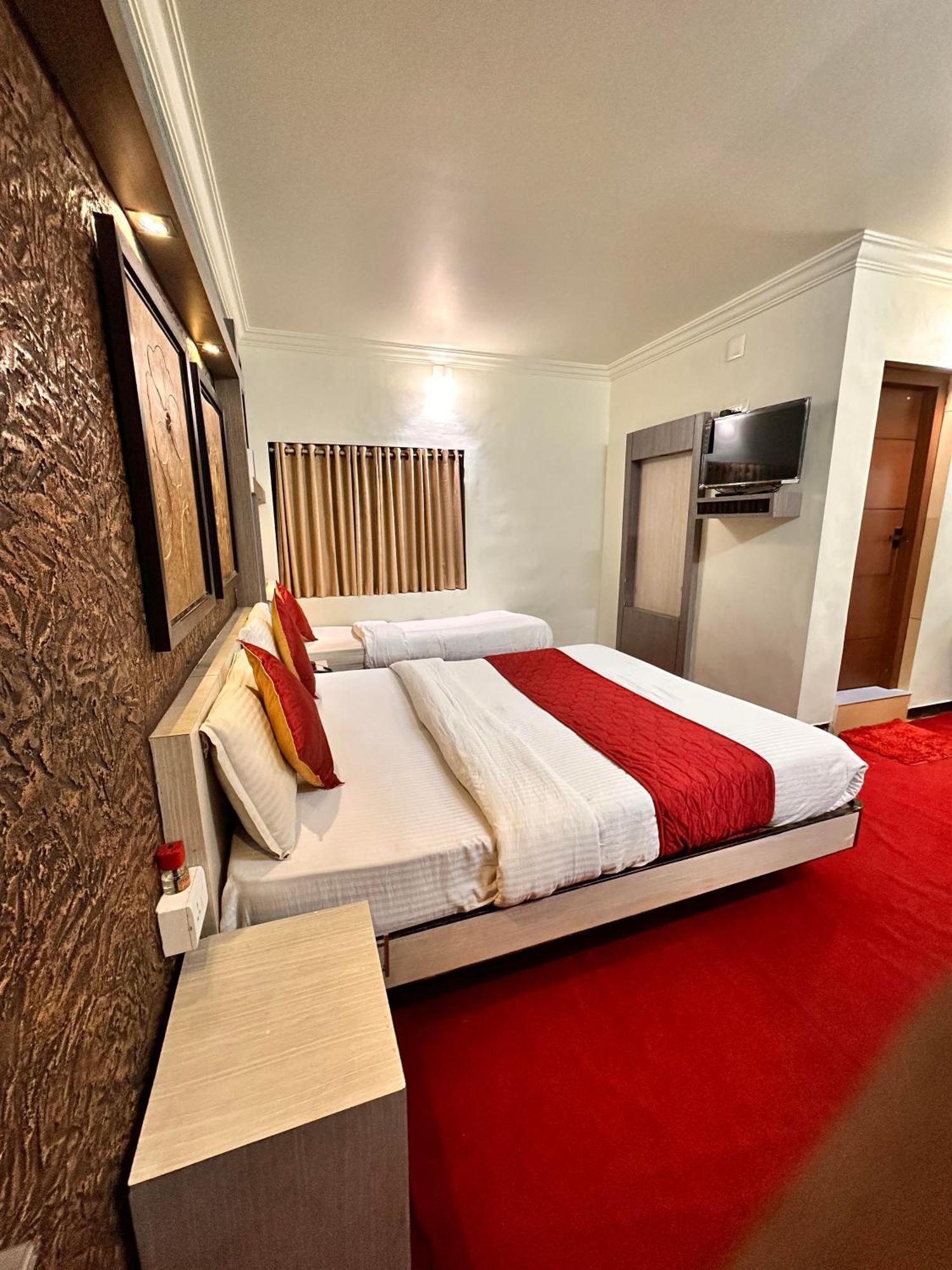 City Palace Hotel Ооти Екстериор снимка
